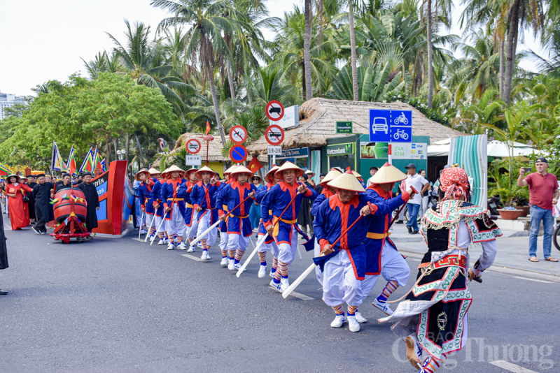 Hàng trăm ngư dân tái hiện Lễ hội Cầu ngư trên đường phố Nha Trang