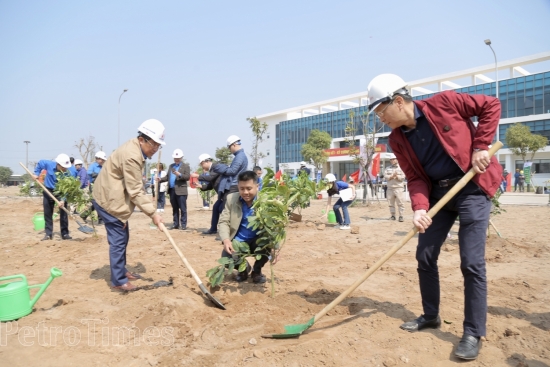 Petrovietnam "vì một Việt Nam xanh" và "xanh hóa Trường Sa"