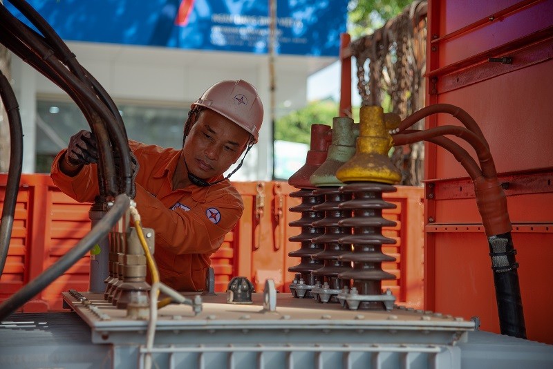 Các đơn vị quản lý vận hành tăng cường bảo dưỡng đường dây và TBA (ảnh minh họa)