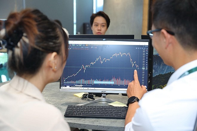 Chứng khoán: Áp lực điều chỉnh lớn nhưng xu hướng tăng điểm vẫn còn