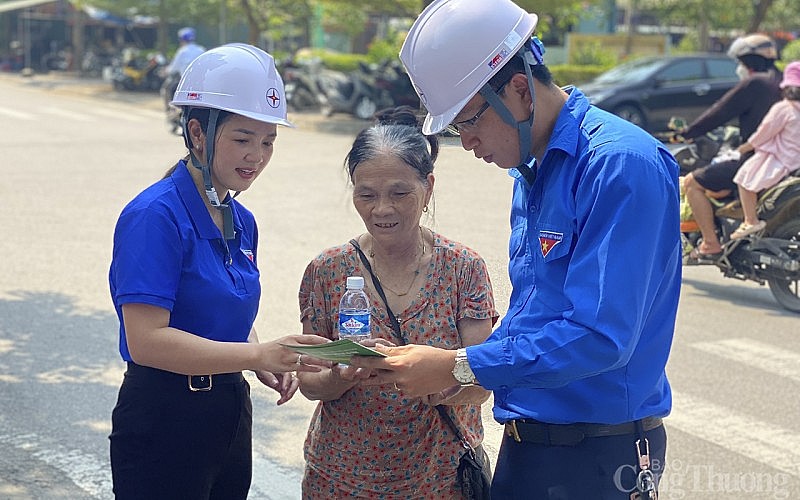 Điện lực Hà Tĩnh “đi từng ngõ, gõ từng nhà” kêu gọi tiết kiệm điện