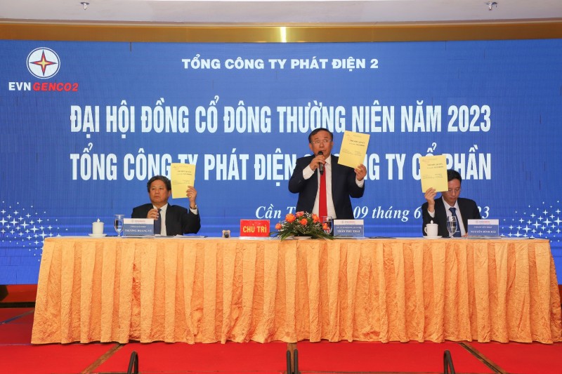 Chủ trì Đại hội tiến hành biểu quyết.