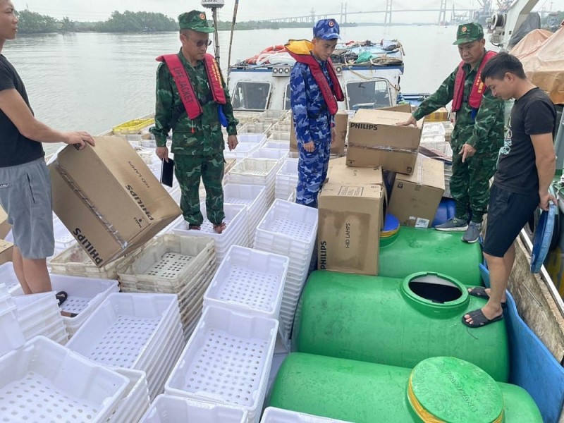 Lực lượng chức năng kiểm tra số dầu trên tàu vi phạm. (Nguồn: Tổng cục Hải quan)