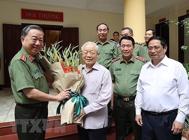 Đại tướng Tô Lâm, Ủy viên Bộ Chính trị, Bí thư Đảng ủy Công an Trung ương, Bộ trưởng Bộ Công an tặng hoa Tổng Bí thư Nguyễn Phú Trọng. 