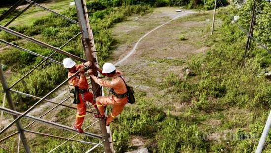 Đường dây 500kV Bắc - Nam tới hạn, “lính truyền tải” căng mình dưới nắng nóng