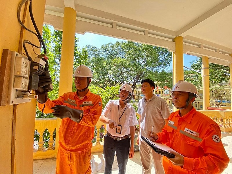 Công suất phụ tải tăng 13,59%, EVNNPC đẩy mạnh tuyên truyền tiết kiệm điện