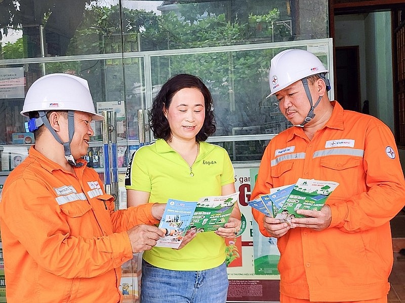 Công suất phụ tải tăng 13,59%, EVNNPC đẩy mạnh tuyên truyền tiết kiệm điện