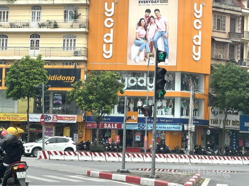 Hà Nội: Hàng loạt thương hiệu, cửa hàng "trưng" điện sáng giữa ban ngày Hà Nội: Hàng loạt thương hiệu, cửa hàng "trưng" điện sáng giữa ban ngày