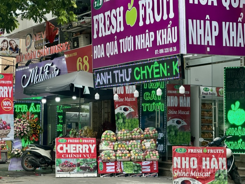 Hà Nội: Hàng loạt thương hiệu, cửa hàng "trưng" điện sáng giữa ban ngày Hà Nội: Hàng loạt thương hiệu, cửa hàng "trưng" điện sáng giữa ban ngày