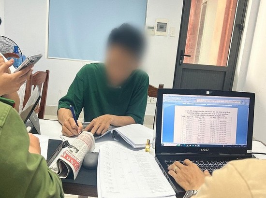 ngan hang nha nuoc noi gi ve nghi van nhan vien 13 ngan hang ban thong tin khach hang
