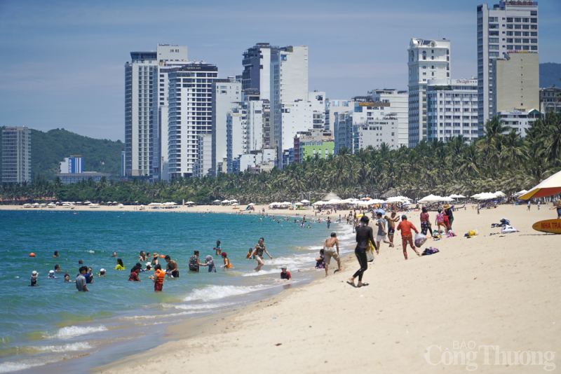 Người dân Nha Trang đổ xô tắm biển xả xui giữa trưa Tết Đoan Ngọ