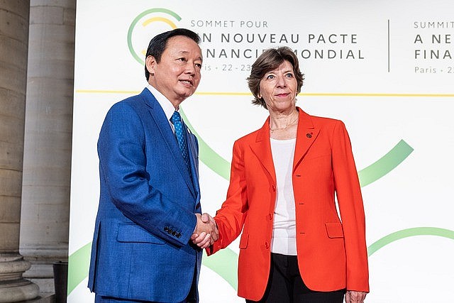 Bộ trưởng Bộ Ngoại giao Pháp Catherin Colona đón Phó Thủ tướng Trần Hồng Hà vào dự phiên khai mạc - Ảnh: VGP