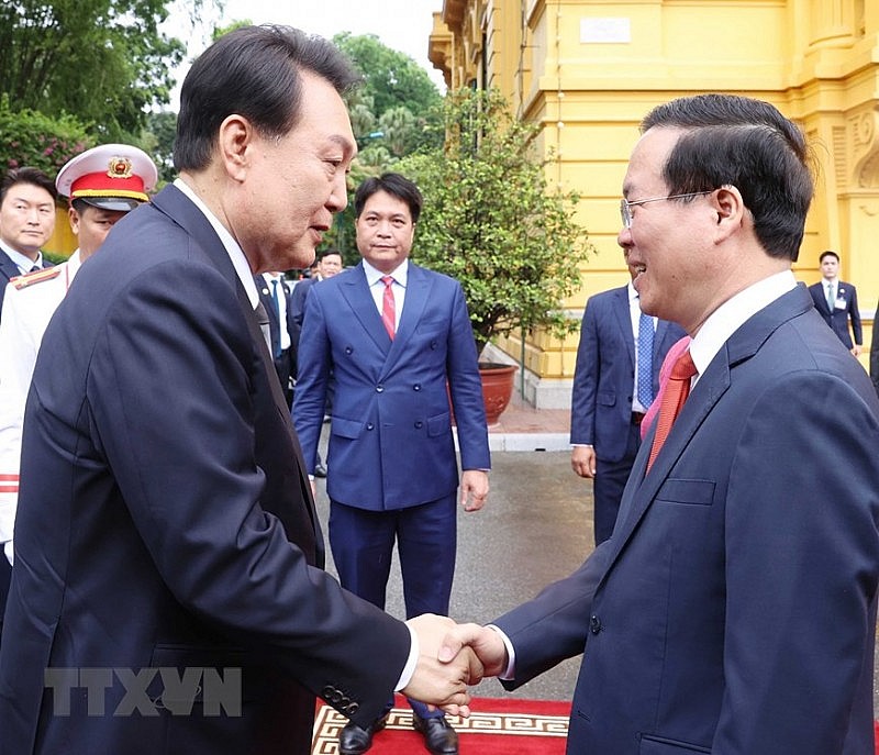 Chủ tịch nước Võ Văn Thưởng đón Tổng thống Hàn Quốc Yoon Suk Yeol.