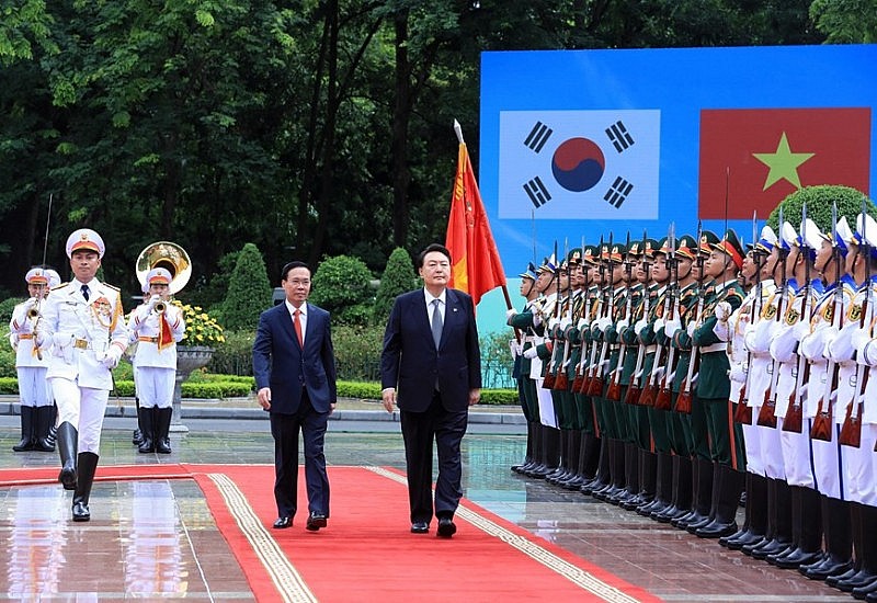 Chủ tịch nước Võ Văn Thưởng và Tổng thống Hàn Quốc Yoon Suk Yeol duyệt Đội Danh dự Quân đội Nhân dân Việt Nam.
