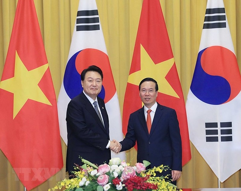 Chủ tịch nước Võ Văn Thưởng và Tổng thống Hàn Quốc Yoon Suk Yeol tại lễ đón.