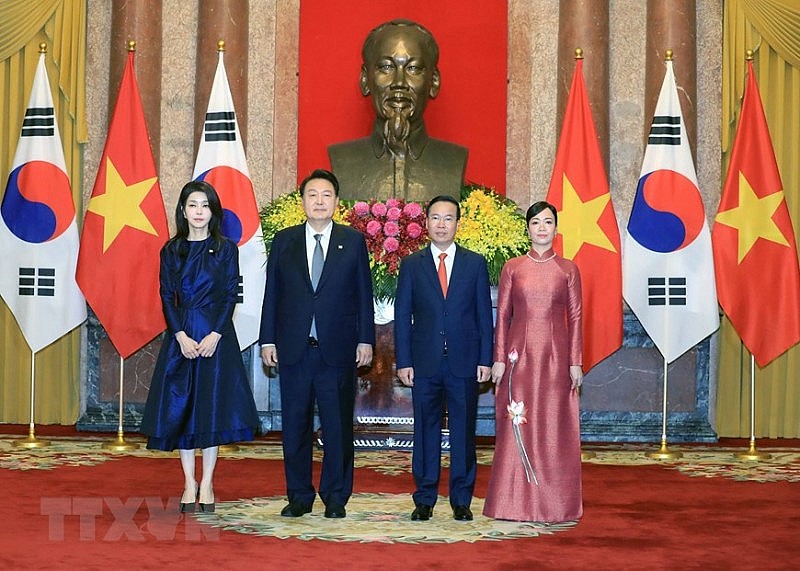 Chủ tịch nước Võ Văn Thưởng và Phu nhân cùng Tổng thống Hàn Quốc Yoon Suk Yeol và Phu nhân tại lễ đón.