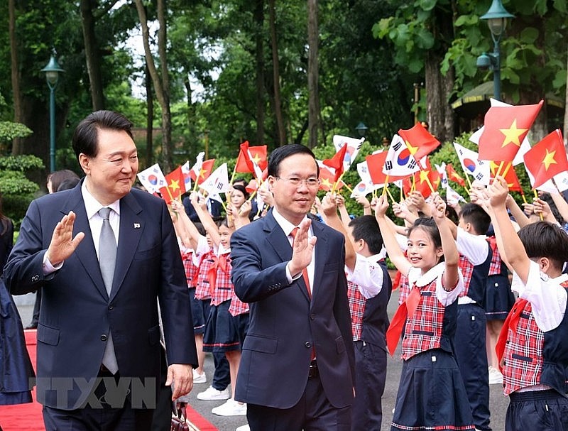 Chủ tịch nước Võ Văn Thưởng và Tổng thống Hàn Quốc Yoon Suk Yeol với thiếu nhi Thủ đô tại lễ đón.