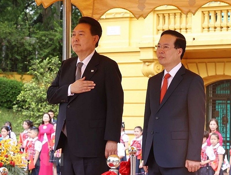 Chủ tịch nước Võ Văn Thưởng và Tổng thống Hàn Quốc Yoon Suk Yeol nghe quân nhạc cử Quốc thiều hai nước. 