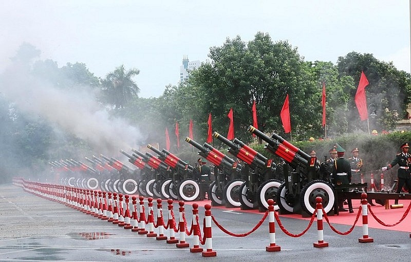 21 phát đại bác chào mừng Tổng thống Hàn Quốc Yoon Suk Yeol và Phu nhân thăm cấp Nhà nước tới Việt Nam.