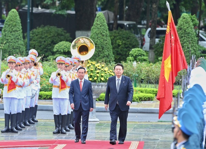 Chủ tịch nước Võ Văn Thưởng và Tổng thống Hàn Quốc Yoon Suk-yeol tại lễ đón ở Phủ Chủ tịch sáng 23/6