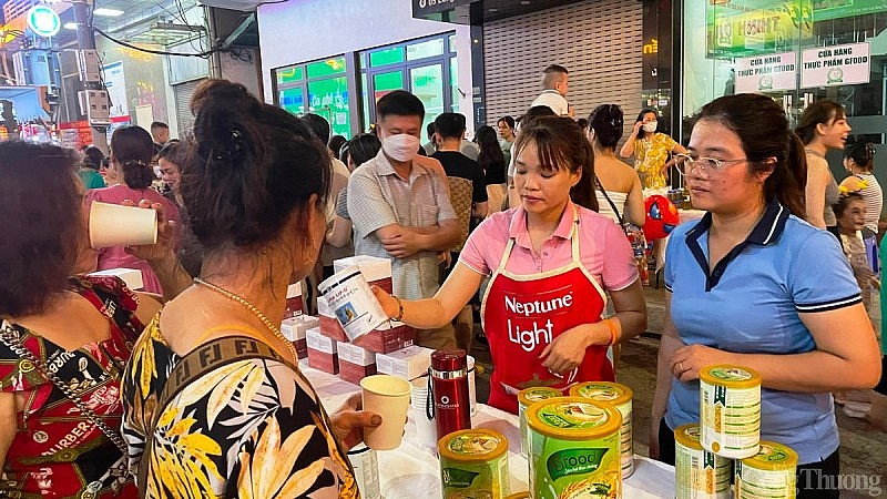 Quảng Ninh: Tấp nập người trên tuyến phố đi bộ Bài Thơ trong ngày đầu khai trương Quảng Ninh: Tấp nập người trên tuyến phố đi bộ Bài Thơ trong ngày đầu khai trương