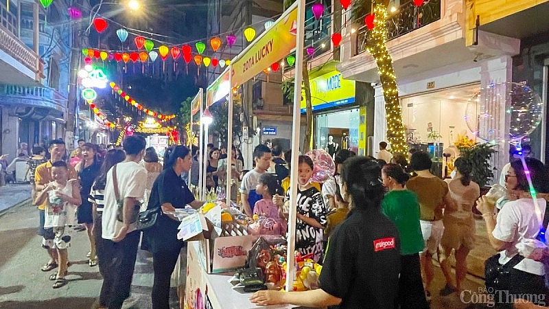 Quảng Ninh: Tấp nập người trên tuyến phố đi bộ Bài Thơ trong ngày đầu khai trương Quảng Ninh: Tấp nập người trên tuyến phố đi bộ Bài Thơ trong ngày đầu khai trương
