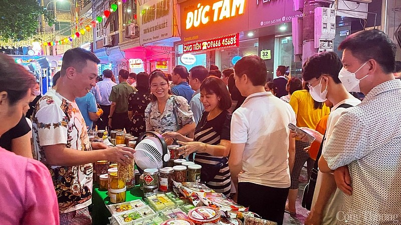 Quảng Ninh: Tấp nập người trên tuyến phố đi bộ Bài Thơ trong ngày đầu khai trương Quảng Ninh: Tấp nập người trên tuyến phố đi bộ Bài Thơ trong ngày đầu khai trương