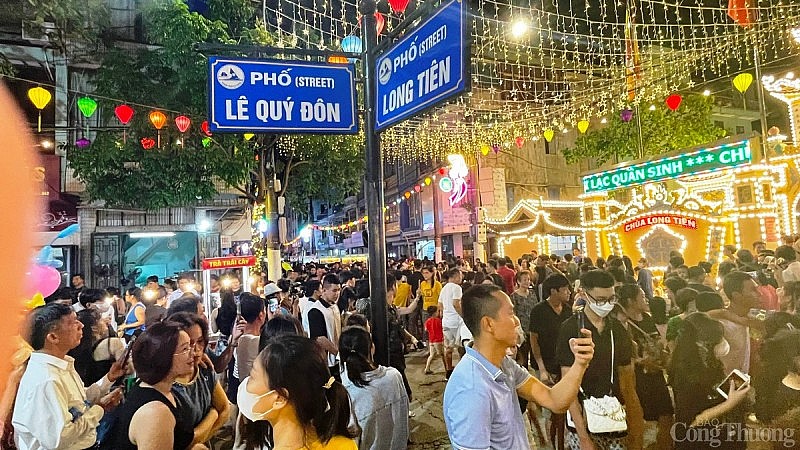 Quảng Ninh: Tấp nập người trên tuyến phố đi bộ Bài Thơ trong ngày đầu khai trương Quảng Ninh: Tấp nập người trên tuyến phố đi bộ Bài Thơ trong ngày đầu khai trương