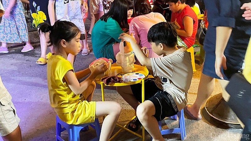 Quảng Ninh: Tấp nập người trên tuyến phố đi bộ Bài Thơ trong ngày đầu khai trương Quảng Ninh: Tấp nập người trên tuyến phố đi bộ Bài Thơ trong ngày đầu khai trương