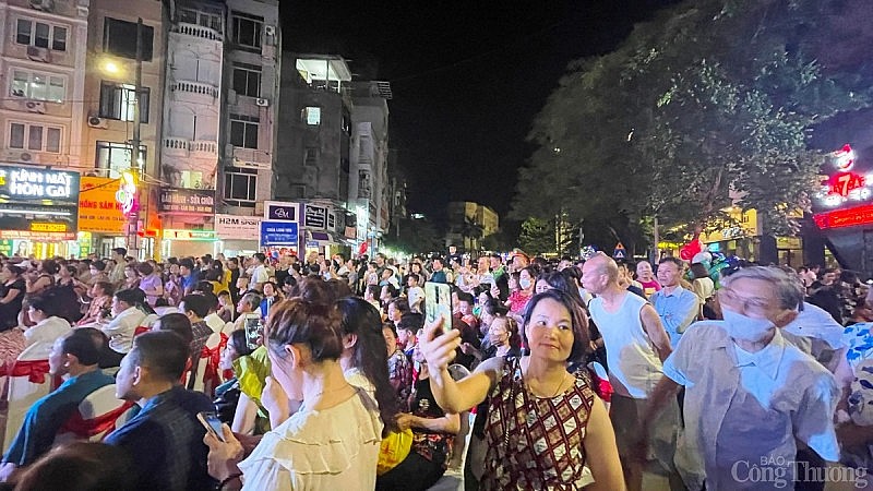 Quảng Ninh: Tấp nập người trên tuyến phố đi bộ Bài Thơ trong ngày đầu khai trương Quảng Ninh: Tấp nập người trên tuyến phố đi bộ Bài Thơ trong ngày đầu khai trương