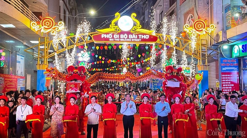 Quảng Ninh: Tấp nập người trên tuyến phố đi bộ Bài Thơ trong ngày đầu khai trương Quảng Ninh: Tấp nập người trên tuyến phố đi bộ Bài Thơ trong ngày đầu khai trương