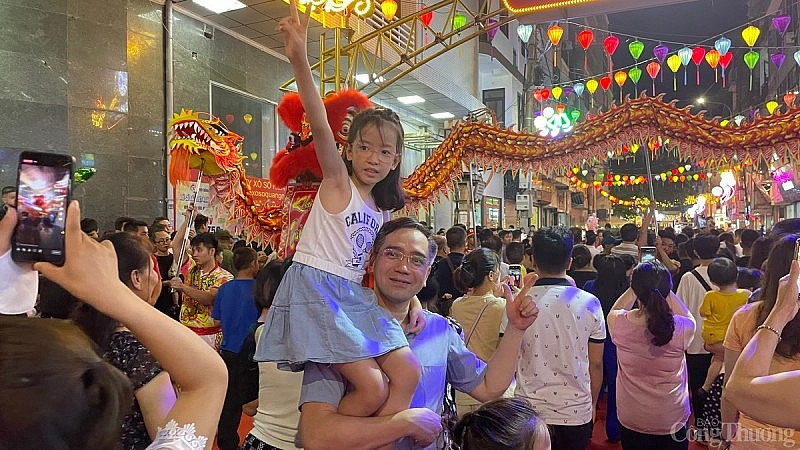 Quảng Ninh: Tấp nập người trên tuyến phố đi bộ Bài Thơ trong ngày đầu khai trương Quảng Ninh: Tấp nập người trên tuyến phố đi bộ Bài Thơ trong ngày đầu khai trương