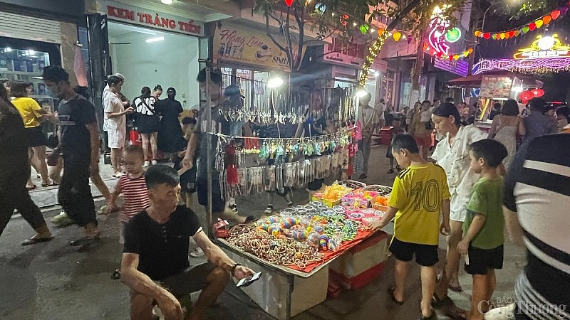 Quảng Ninh: Tấp nập người trên tuyến phố đi bộ Bài Thơ trong ngày đầu khai trương Quảng Ninh: Tấp nập người trên tuyến phố đi bộ Bài Thơ trong ngày đầu khai trương