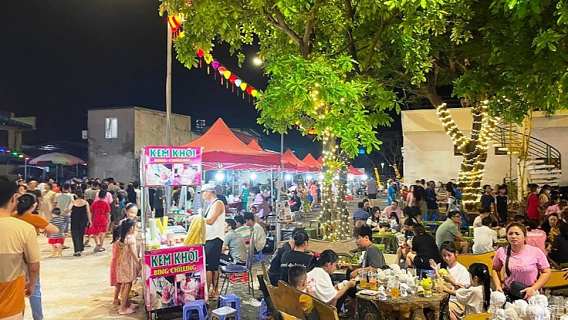 Quảng Ninh: Tấp nập người trên tuyến phố đi bộ Bài Thơ trong ngày đầu khai trương Quảng Ninh: Tấp nập người trên tuyến phố đi bộ Bài Thơ trong ngày đầu khai trương