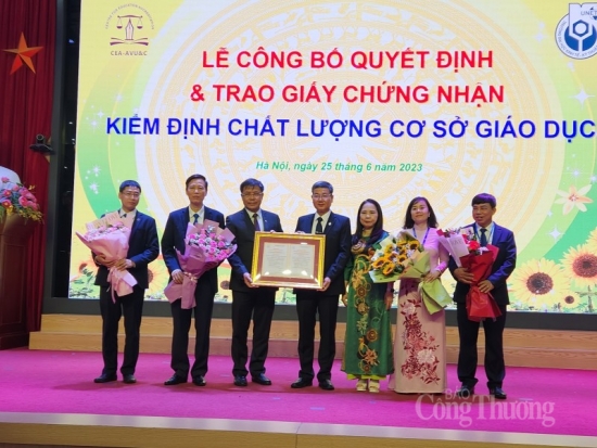 Đón chứng nhận kiểm định chất lượng cơ sở giáo dục lần 2 và trao bằng tốt nghiệp cho sinh viên