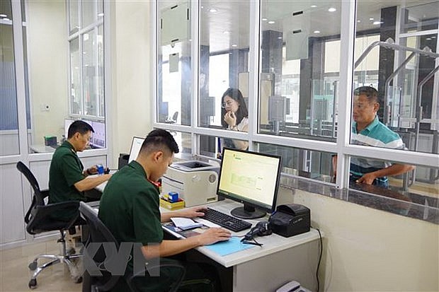 Lực lượng chức năng Việt Nam làm thủ tục xuất, nhập cảnh cho công dân tại Cửa khẩu Quốc tế Tà Lùng.