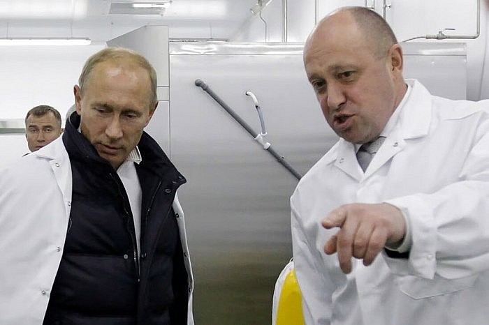 Ông Yevgeny Prigozhin và nhà lãnh đạo Vladimir Putin tại công xưởng nấu cơm cho các trường học ở St Petersburg năm 2010. Nguồn: Sputnik