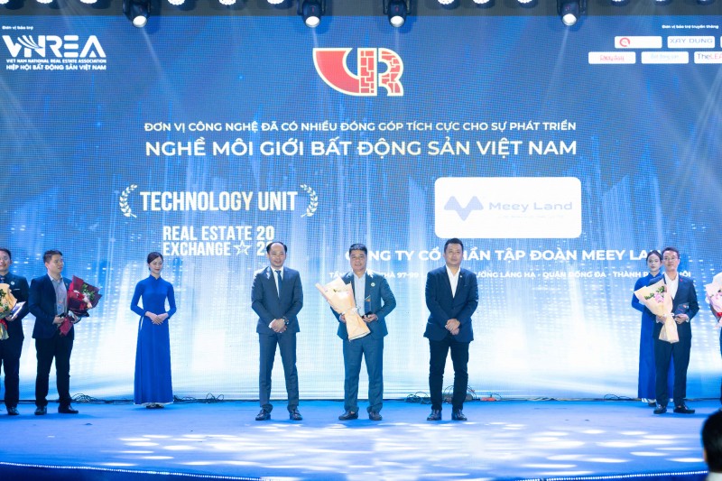 Đại diện Meey Land, Phó Tổng Giám đốc Nguyễn Tiến Lâm lên nhận kỷ niệm chương