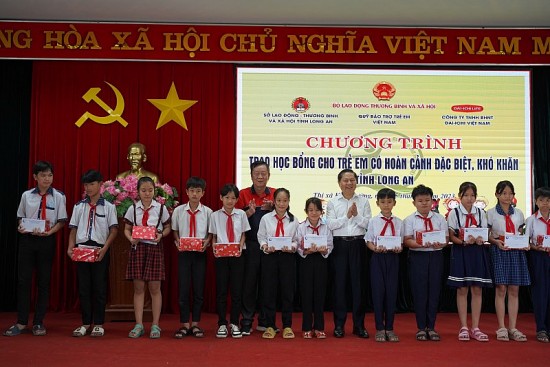 daiichi life viet nam trao hoc bong cho hoc sinh kho khan tinh long an