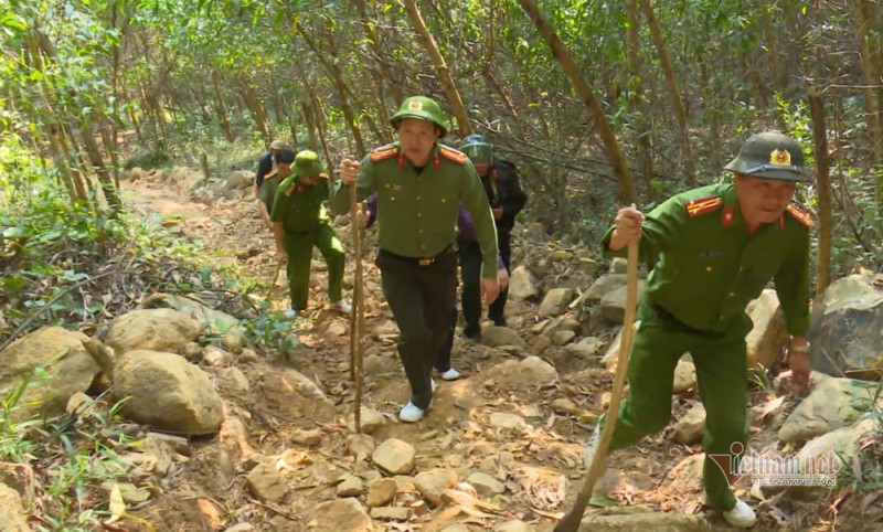 Thiếu tướng Vũ Hồng Văn và 3 lãnh đạo công an được trao tặng huân chương