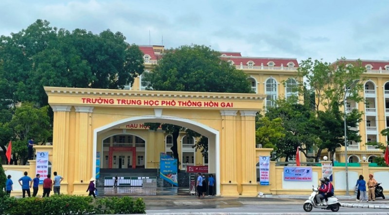 Lực lượng chức năng và thanh niên tình nguyện túc trực ngoài cổng trường để sẵn sàng hỗ trợ các thí sinh