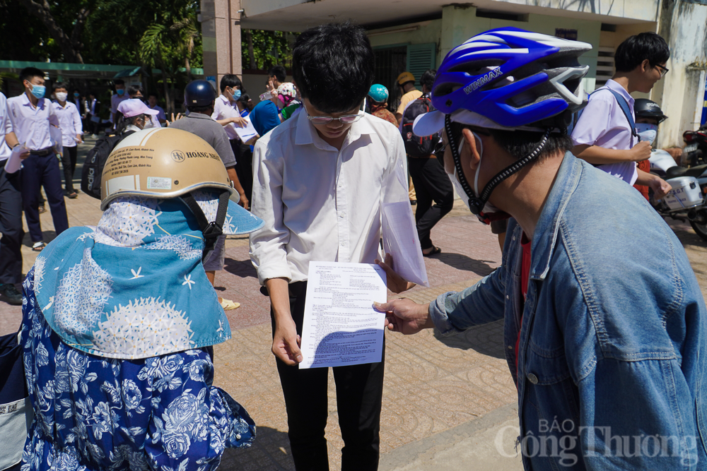 Khánh Hòa: Kết thúc môn thi Ngữ Văn, thí sinh “thở phào” vì đề vừa sức Khánh Hòa: Kết thúc môn thi Ngữ Văn, thí sinh “thở phào” vì đề vừa sức