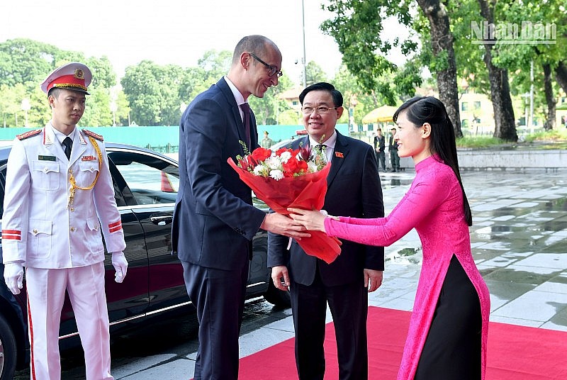 Lễ tân Văn phòng Quốc hội tặng hoa chúc mừng Chủ tịch Hội đồng Quốc gia Thụy Sĩ Martin Candinas.