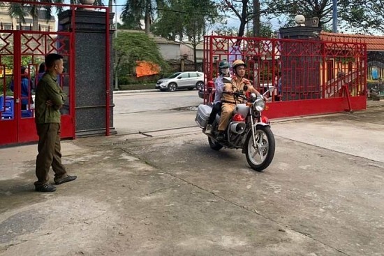 quang ninh thi sinh duoc canh sat giao thong dua ve nha lay giay to de kip gio thi