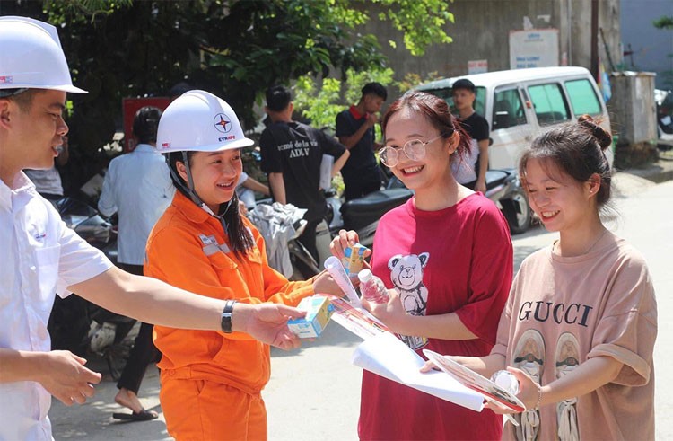 Hình ảnh áo cam tình nguyện giúp đỡ các học sinh di chuyển đến điểm thi, phát nước miễn phí cho phụ huynh, học sinh cũng đã trở thành những hình ảnh đẹp của mỗi mùa tiếp sức. Những tình cảm và sự quan tâm thiết thực của tình nguyện viên ngành Điện giúp các thí sinh thêm vững tin, thuận lợi bước vào kỳ thi quan trọng.