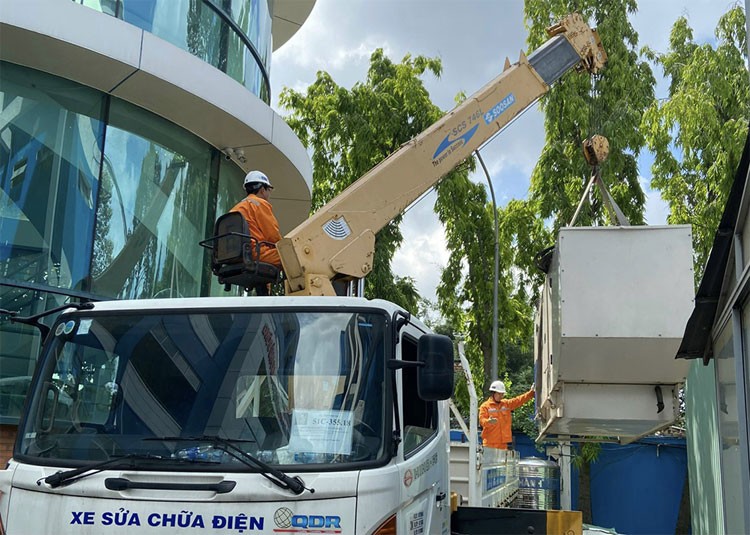 Tại TP. Hồ Chí Minh, Tổng công ty Điện lực TP. Hồ Chí Minh đã chuẩn bị tổng số 165 máy phát điện dự phòng để đảm bảo điện cho kỳ thi diễn ra trên địa bàn thành phố. Mỗi điểm thi đều có nhân viên Điện lực ứng trực để kịp thời xử lý nếu có sự cố về điện xảy ra.