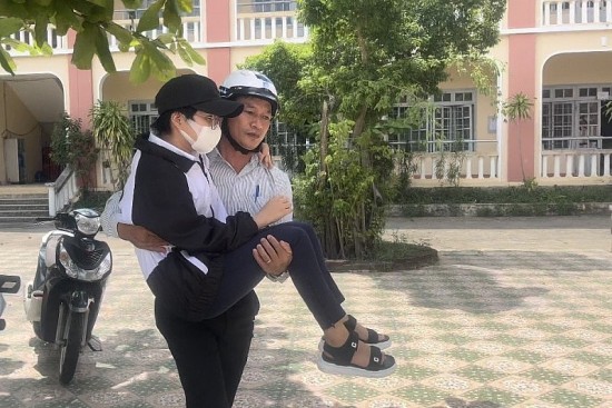 tran quy tam long thay pho hieu truong dua don nu sinh bi tai nan giao thong di thi
