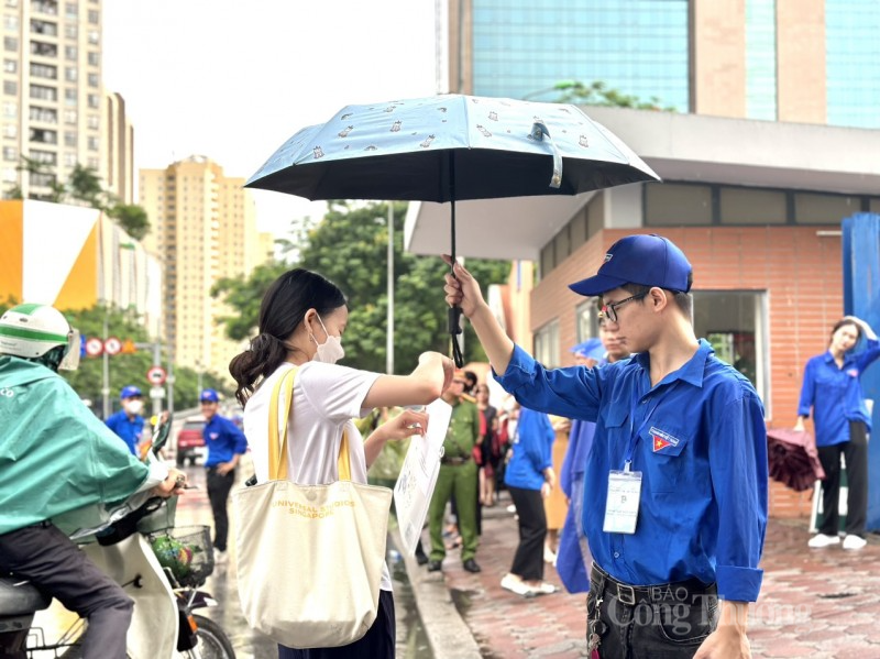 Chùm ảnh: Những hình ảnh đẹp của thanh niên tình nguyện tiếp sức mùa thi