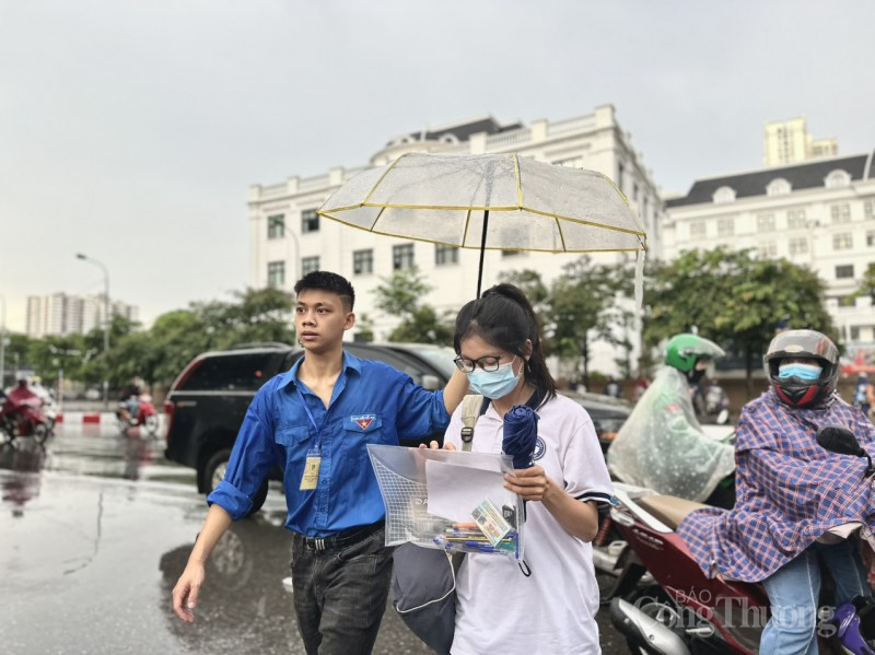 Chùm ảnh: Những hình ảnh đẹp của thanh niên tình nguyện tiếp sức mùa thi