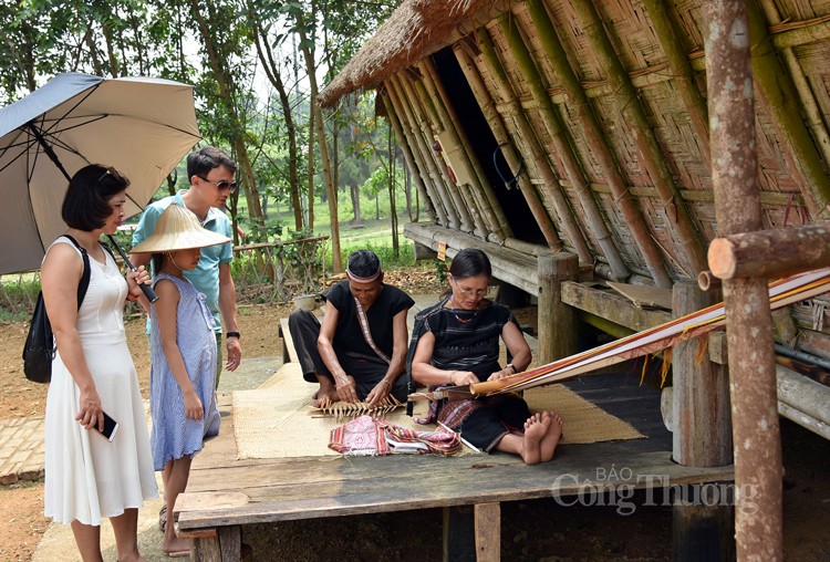 Trải nghiệm hấp dẫn cùng “Sắc màu thổ cẩm” tại Làng Văn hóa